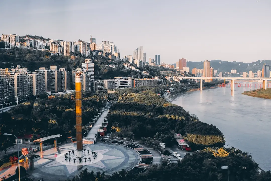 沈阳铁西区美发店分享：不同脸型适合的发型设计思路与修剪要点