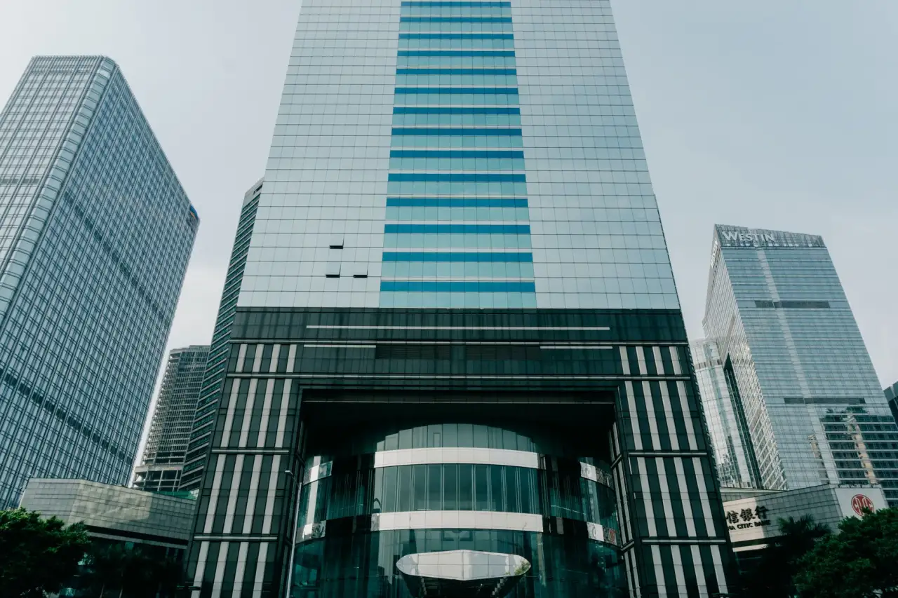 沈阳铁西区美发店分享：不同脸型适合的剪发与造型设计思路